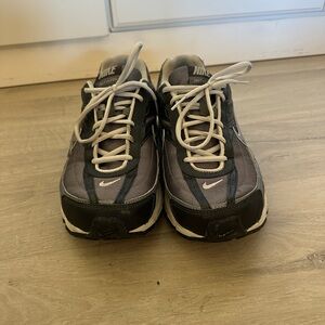 Nike Men's Black and Gray Athletic Shoes